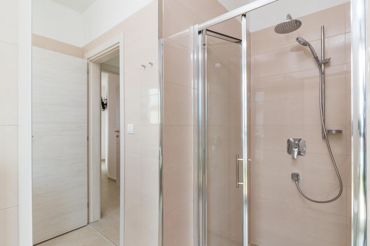 Villa Elena Deluxe mit Whirlpool und POOL am MEER Fažana Exterior foto