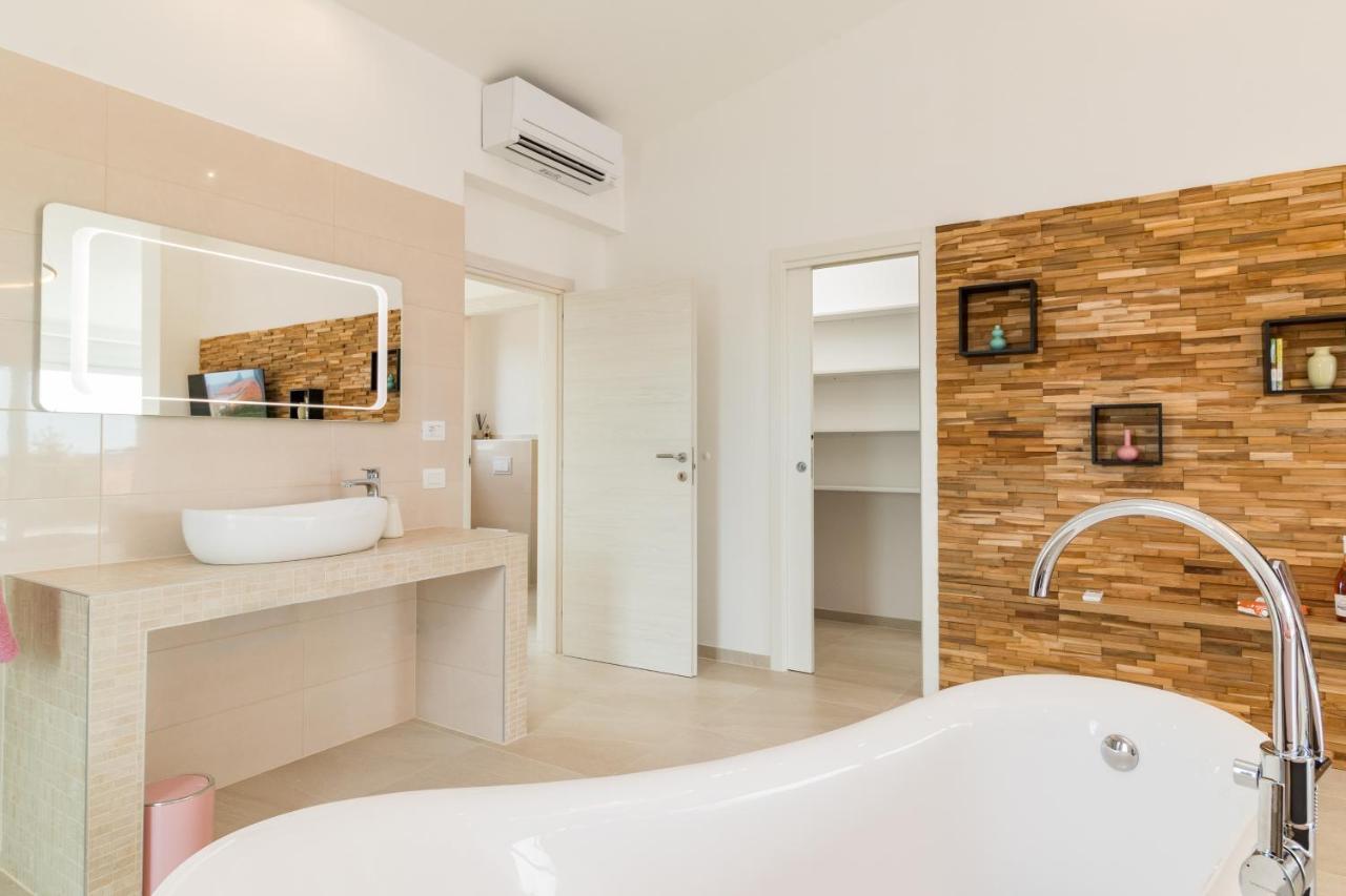 Villa Elena Deluxe mit Whirlpool und POOL am MEER Fažana Exterior foto