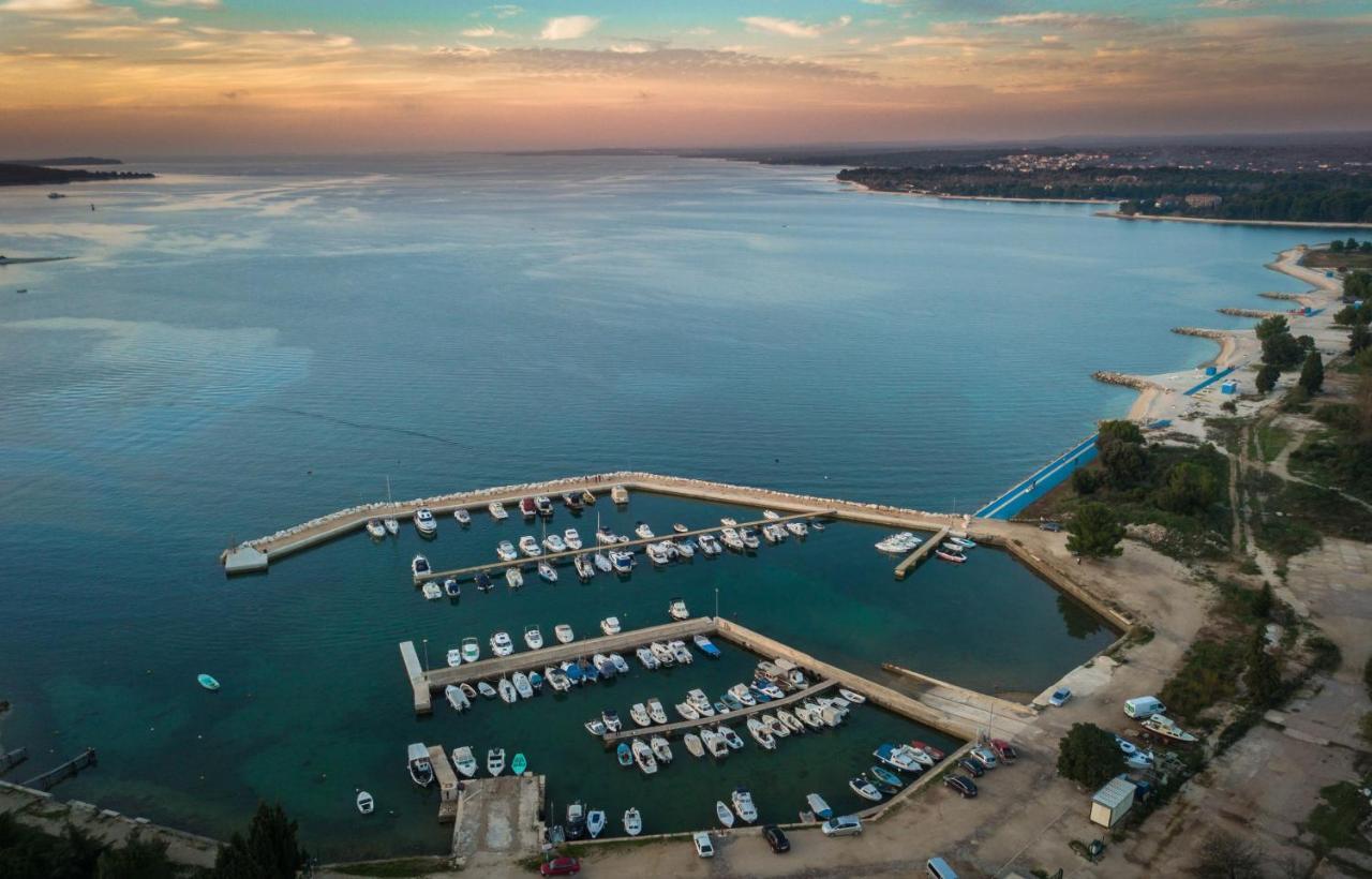 Villa Elena Deluxe mit Whirlpool und POOL am MEER Fažana Exterior foto